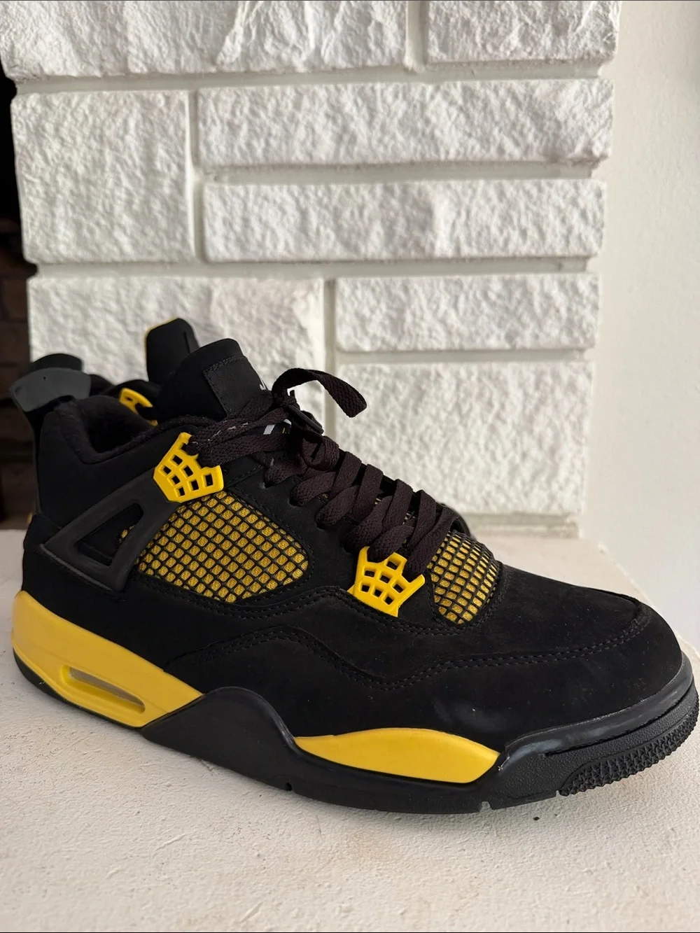 Air Jordan 4 Retro [Men’s Black and Yellow Retro High-Top Sneakers]